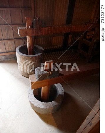 臼と杵のある風景 75158477
