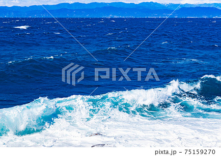 静岡県沼津市井田 荒波の井田海岸 静岡県沼津市井田 荒波の井田海岸 75159270