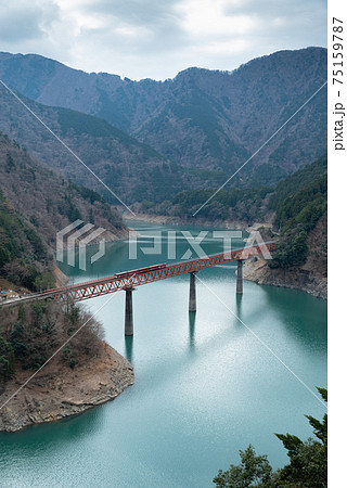 青い湖面に浮かぶ秘境駅 75159787