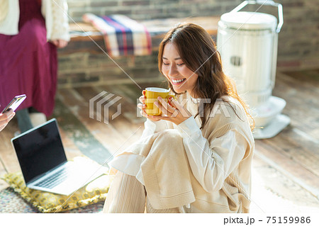 シェアメイトと部屋で寛ぐ 75159986