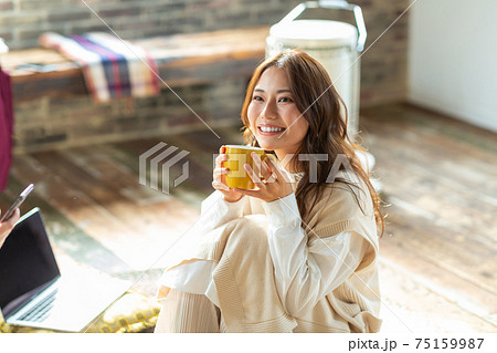 シェアメイトと部屋で寛ぐ シェアメイトと部屋で寛ぐ 75159987