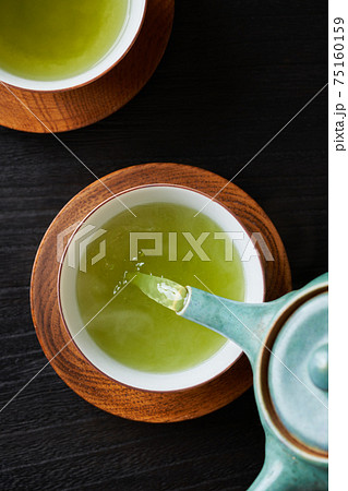 急須で緑茶を注ぐ 急須で緑茶を注ぐ 75160159