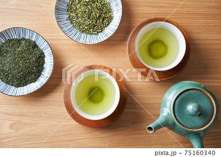 湯呑みに注がれた緑茶と茶葉 75160340