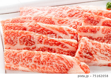 牛肉(焼肉用)。カルビの中で上級といわれる希少部位「三角バラ」。 75162058