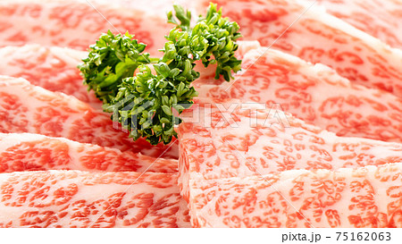 牛肉(焼肉用)。カルビの中で上級といわれる希少部位「三角バラ」。 75162063