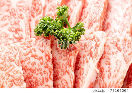 牛肉(焼肉用)。カルビの中で上級といわれる希少部位「三角バラ」。 75162064