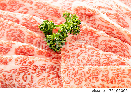 牛肉(焼肉用)。カルビの中で上級といわれる希少部位「三角バラ」。 75162065