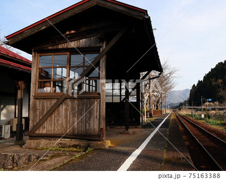 若桜鉄道阿部駅ホーム線路春の空 若桜鉄道阿部駅ホーム線路春の空 75163388