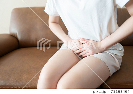Woman hands holding her crotch suffering from pain or itchy. Gynecological problems include menstrual disorders, urinary incontinence, genital tract infections, pelvic pain or ovarian cysts. Woman hands holding her crotch suffering from pain or itchy. Gynecological problems include menstrual disorders, urinary incontinence, genital tract infections, pelvic pain or ovarian cysts. 75163464