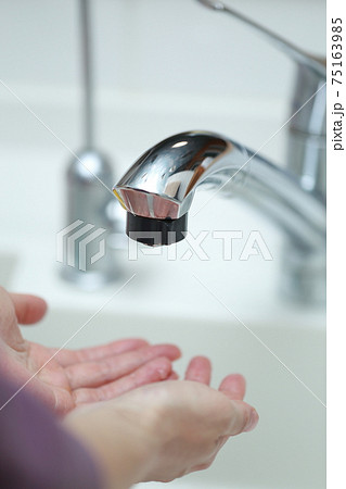 蛇口が故障して水道水が出ない時の女性の手 75163985