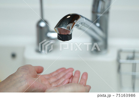 蛇口が故障して水道水が出ない時の女性の手 蛇口が故障して水道水が出ない時の女性の手 75163986
