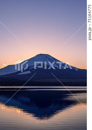 夕焼けの富士山シルエットの写真素材