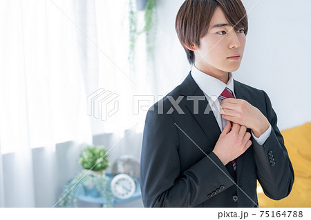 朝自宅でネクタイをしめる新入社員 朝自宅でネクタイをしめる新入社員 75164788