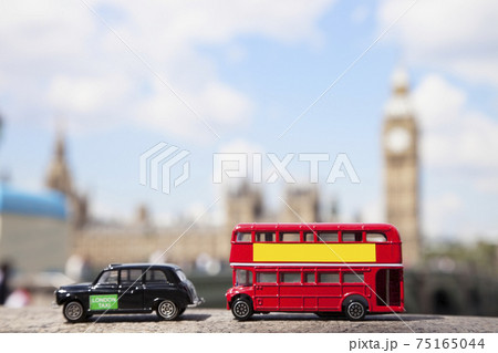 Public transport figurines with Big Ben Tower in the background 75165044