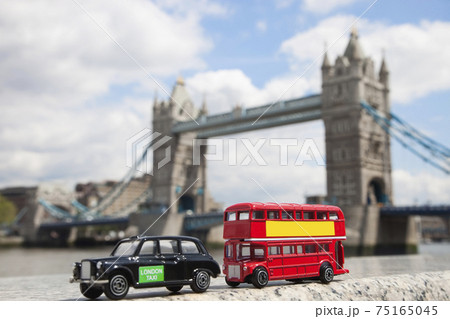 Public transport figurines with Tower Bridge in the background 75165045