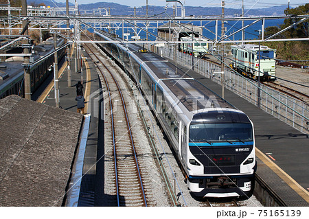 海岸線、根府川駅を通過する特急踊り子（E257系リニュアール車両：9両編成） 75165139