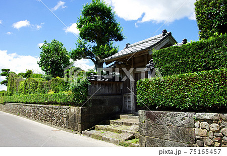 知覧武家屋敷群の石垣塀と武家屋敷門 知覧武家屋敷群の石垣塀と武家屋敷門 75165457