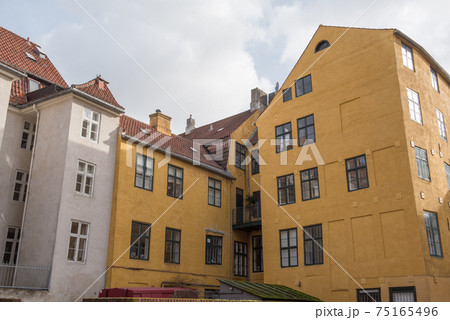 北欧デンマークのコペンハーゲンの聖霊教会の反対にある黄色い建物の写真素材