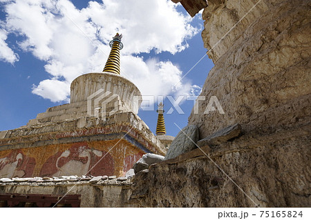 チベットのストゥーパ 75165824