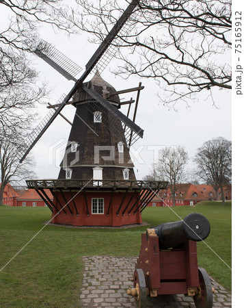 北欧デンマークのコペンハーゲンのカステレット要塞の風車 75165912
