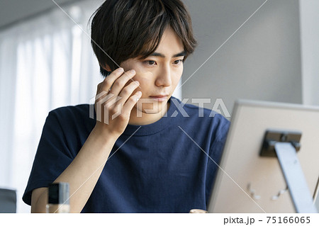 メイクをする若い男性　 75166065
