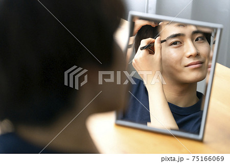 眉を描く若い男性　メンズメイク　イメージ 75166069
