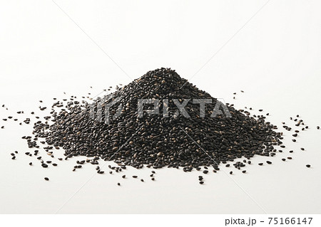 富士山の形に盛られた黒ごま 富士山の形に盛られた黒ごま 75166147