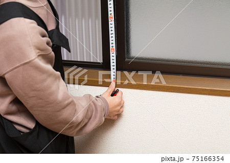 カーテン寸法を測る女性 カーテン寸法を測る女性 75166354