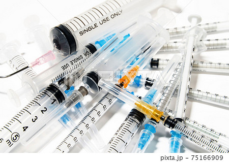 たくさんの注射器 注射器 シリンジ たくさんの注射器 注射器 シリンジ 75166909