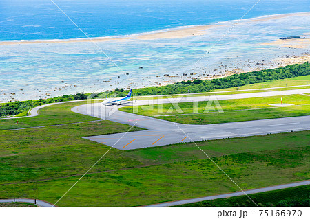 沖縄県　石垣市　石垣島　新石垣空港　離島　リゾート　島　天国　夏休み　観光　旅行　飛行機　ターミナル 75166970