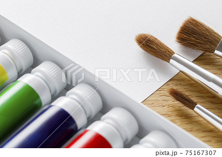 画材 絵の具と筆 画材 絵の具と筆 75167307