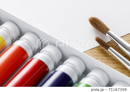 画材 絵の具と筆 画材 絵の具と筆 75167309