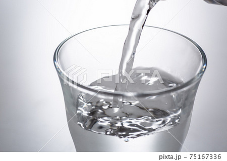 水を注ぎ入れる 水を注ぎ入れる 75167336