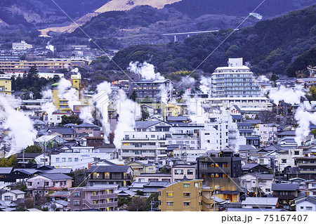 大分県別府市　鉄輪温泉　湯けむり展望台から見た夕景 75167407