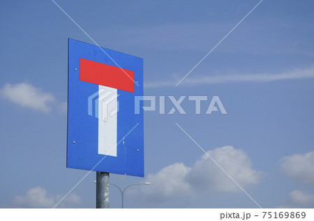 Dead end road signage. Motorist advised to careful.   75169869