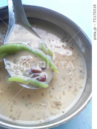 Malaysian desserts called Cendol .Cendol is made from crushed ice cubes and flour, and a variety of sweets and fruits. 75170316
