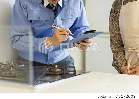 ガスコンロを点検する作業着の男性 ガスコンロを点検する作業着の男性 75172608