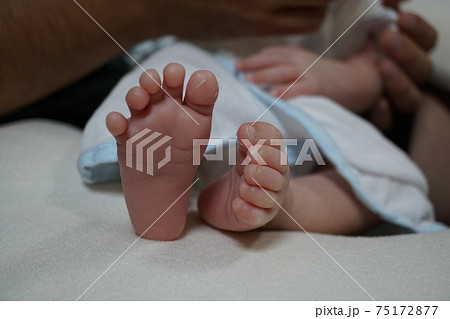 生まれたばかりの赤ちゃんの足の指の写真素材
