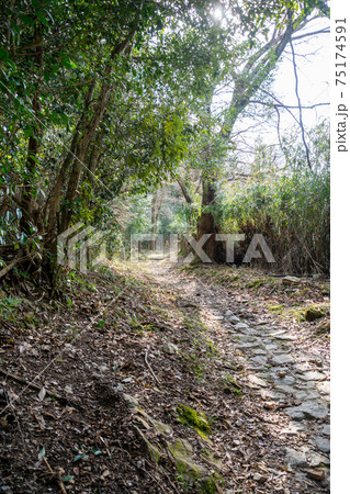 奈良県奈良市天石立神社境内柳生戸岩谷の巨石一刀石のある柳生町の登山道。鬼滅の刃聖地巡礼。 75174591