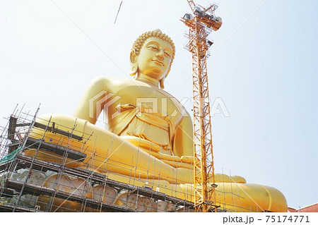 タイ王国バンコクの寺院「ワット・パクナム」で建設中の巨大仏像の写真