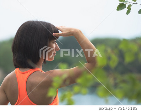 Sporty Woman Looking into the Distance Sporty Woman Looking into the Distance 75175185