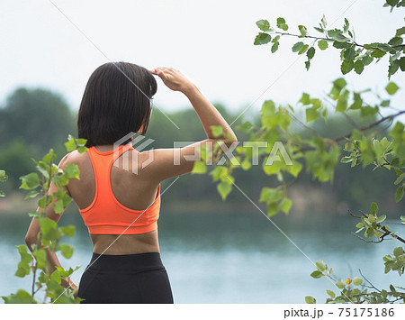 Sporty Woman Looking into the Distance 75175186