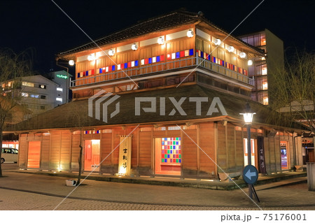 【石川県】山代温泉　古総湯の夜景 75176001