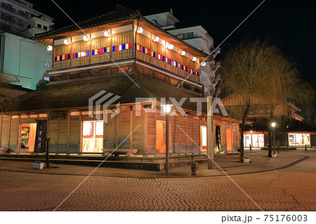 【石川県】山代温泉　古総湯の夜景 75176003