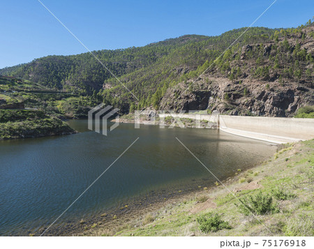 View of sweet water dam Presa de Los Perez lake in Tamadaba nature park. Gran Canaria, Canary Islands, Spain 75176918