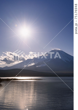 富士山とギラギラ輝く太陽の写真素材