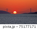 明石海峡大橋に沈むダルマ夕日 明石海峡大橋に沈むダルマ夕日 75177171