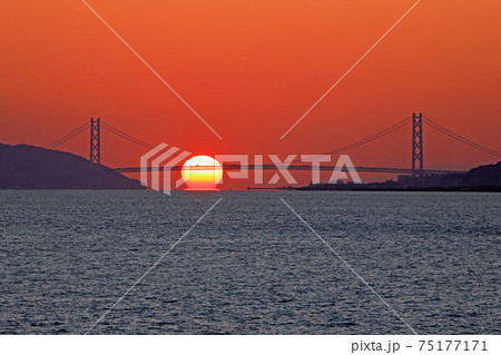 明石海峡大橋に沈むダルマ夕日 明石海峡大橋に沈むダルマ夕日 75177171