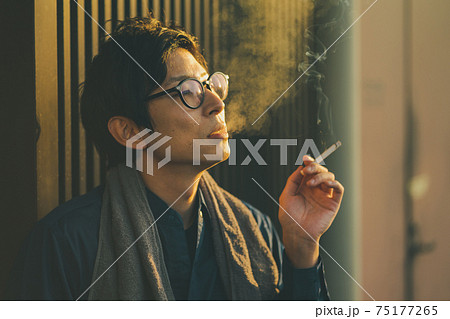 タバコと労働者 75177265
