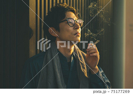 タバコと労働者 75177269